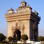 Триумфальная арка в центре Вьентьяна